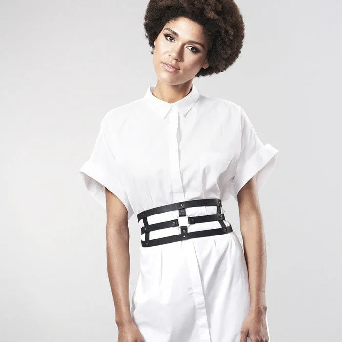 Ceinture érotique vegan noire transformable en menottes, polyuréthane recyclé, réglable, élégante et audacieuse.