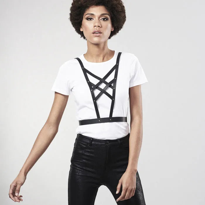 Harnais croisé noir végane Bijoux Indiscrets, élégant et audacieux, sur fond neutre, accessoire mode érotique.