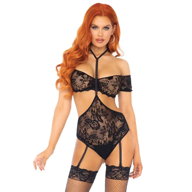 Ensemble lingerie dentelle noire avec harnais, manches revers et jarretières, design séduisant et élégant pour femme.