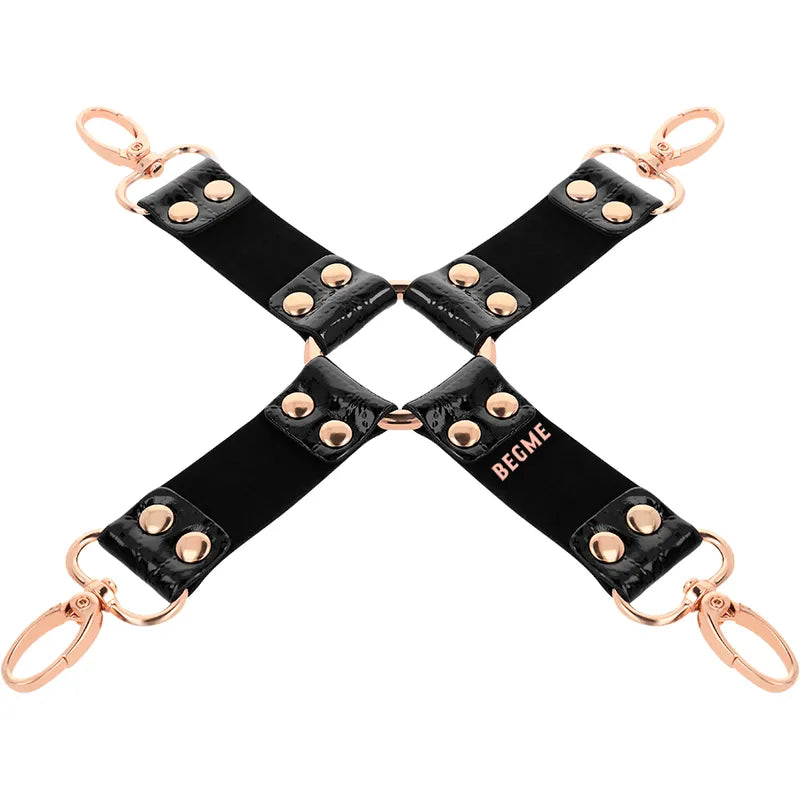 Cravate bondage en cuir végétalien noir, doublure néoprène, détails métal sans nickel, compatible menottes et bracelets.