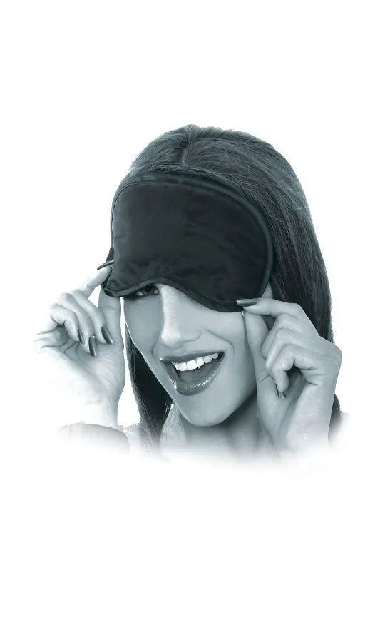 Masque satin noir élégant porté par une femme souriante, accessoire du kit BDSM débutant avec queue de chat en cuir.