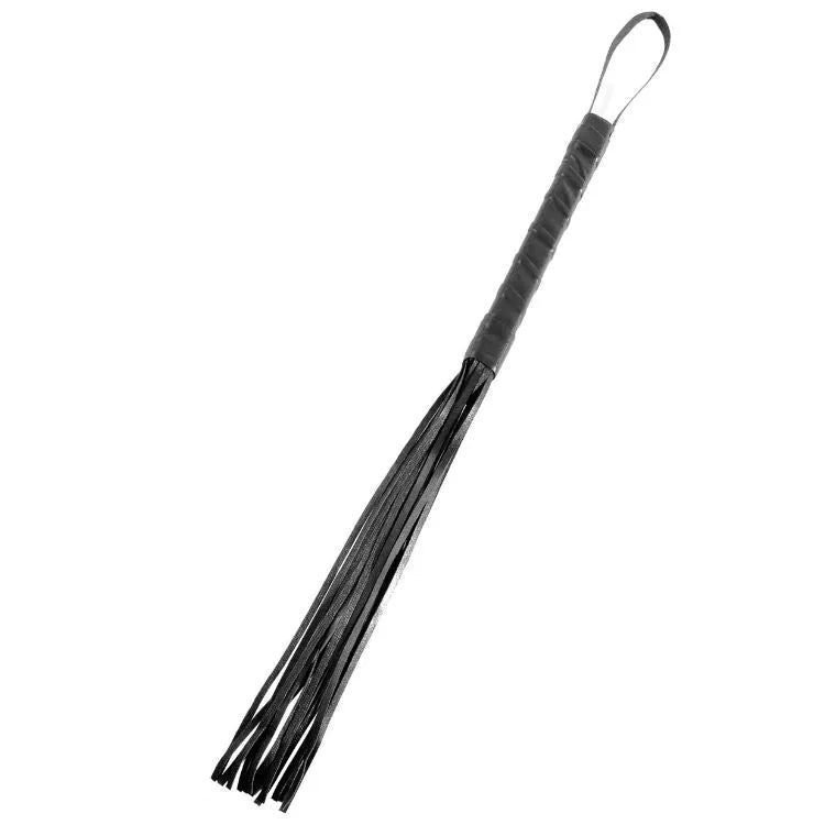 Fouet en satin noir avec lanières, manche texturé, accessoire de bondage débutant pour exploration sensuelle.