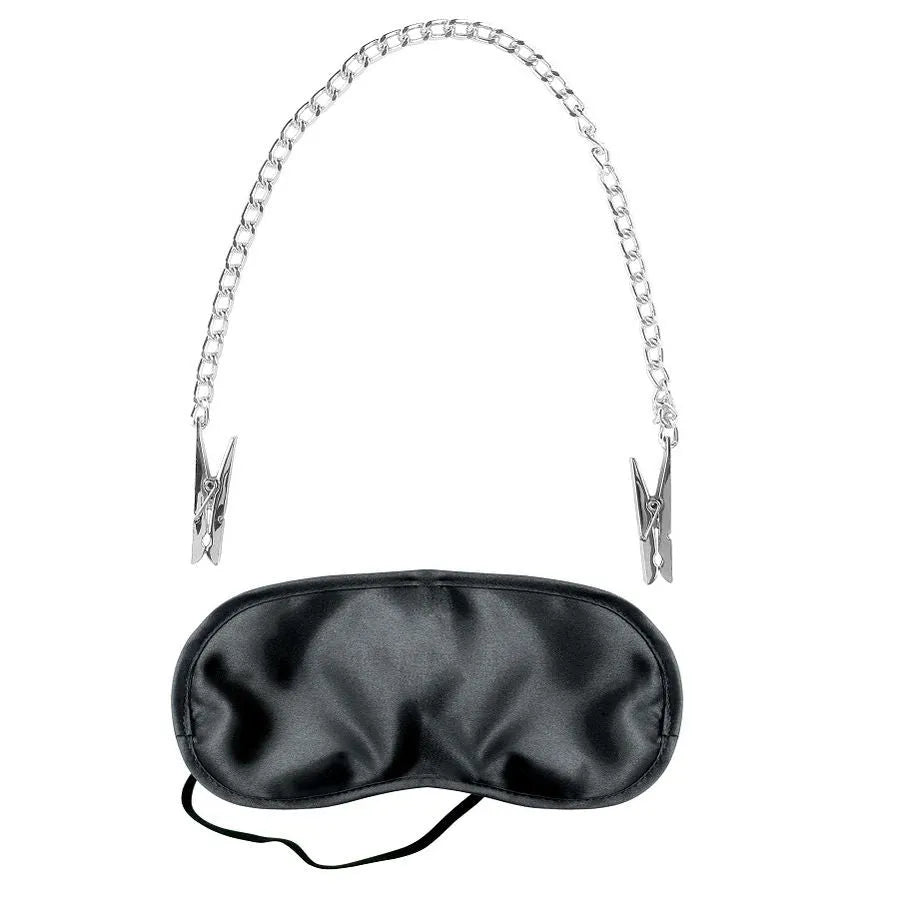 Masque noir en satin avec chaîne argentée et pinces, accessoire du kit fétiche érotique pour explorer vos fantasmes.