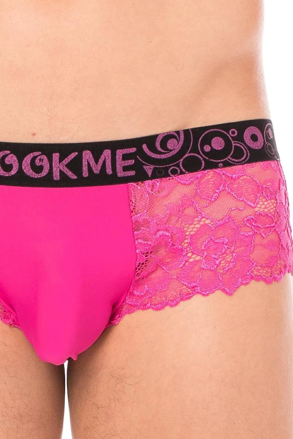 Culotte mini magenta en dentelle florale, douce et confortable, avec poche opaque pour un maintien optimal et style raffiné.