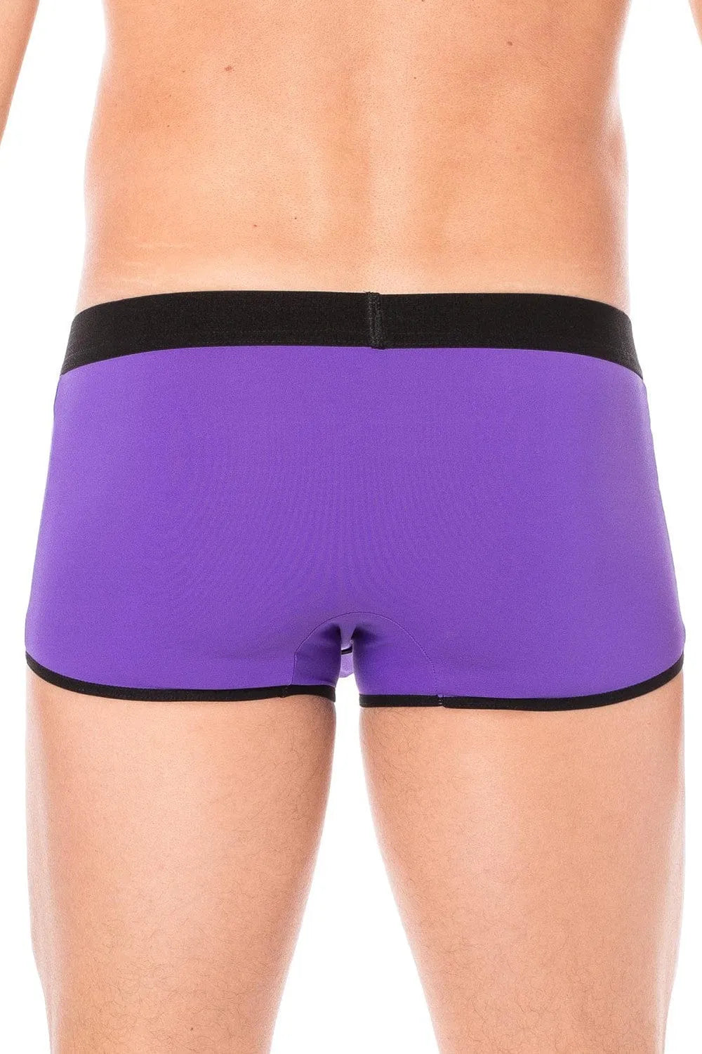 Culotte mini échancrée violette avec ceinture noire élastique, fermeture éclair avant, style urbain audacieux.