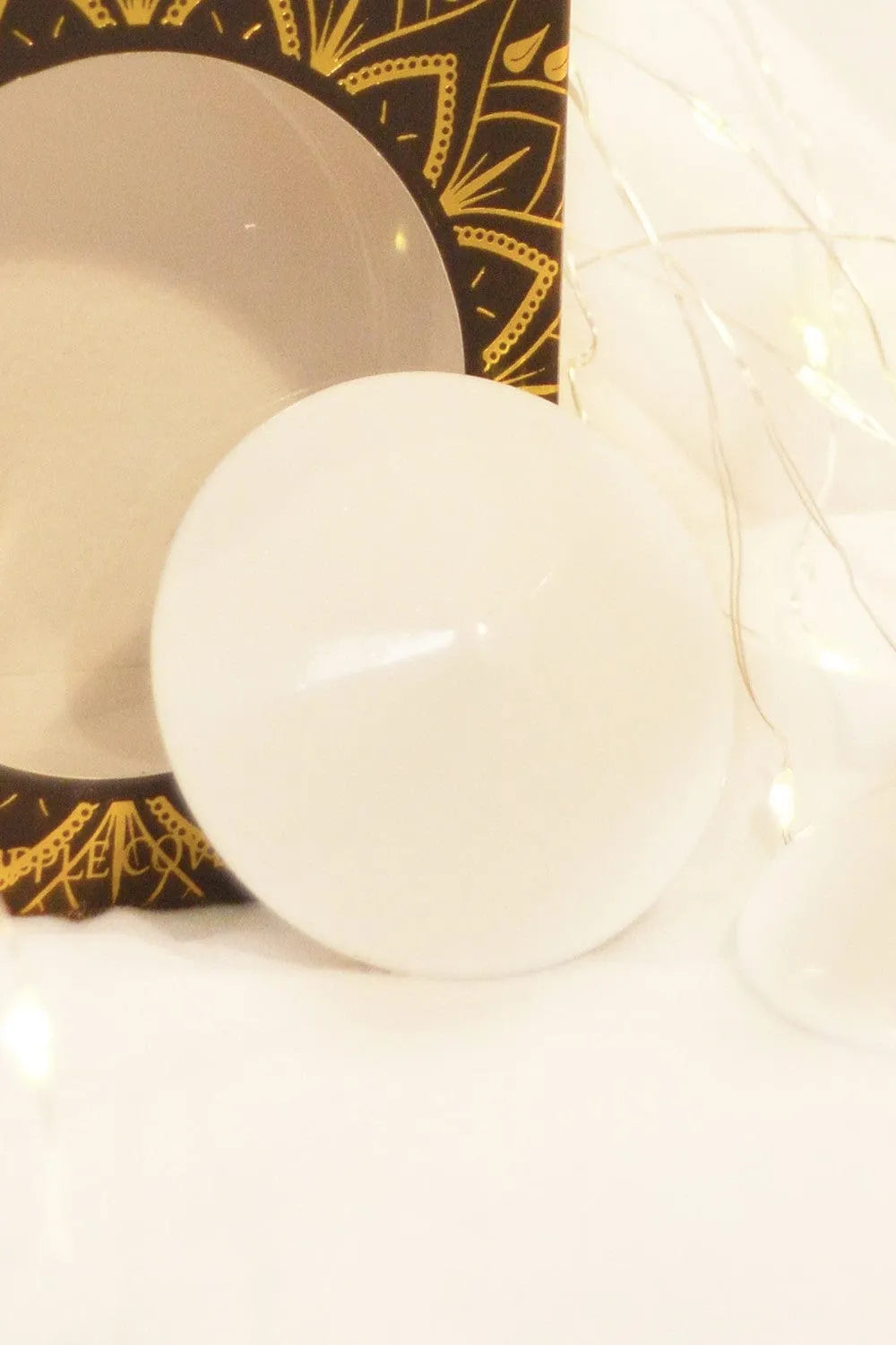 Couvre-téton métallique blanc conique réutilisable, élégant et discret, fixation sécurisée, haute qualité, diamètre 51mm.