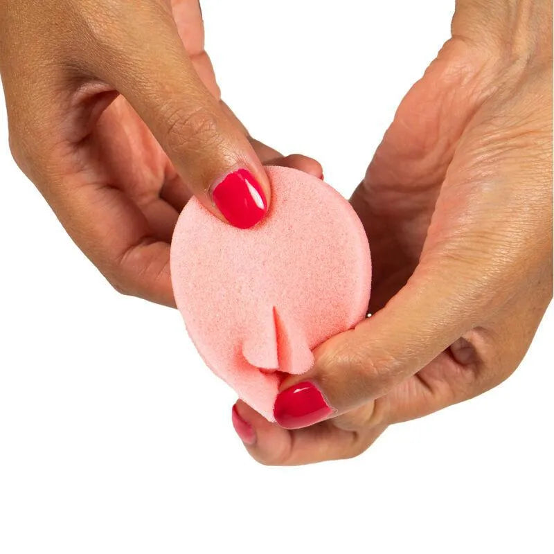 Éponge menstruelle rose douce et flexible, tenue entre les mains, hypoallergénique et discrète pour protection intime.